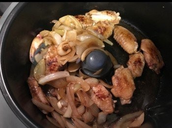 step4: 將洋蔥同<a href="https://bit.ly/3zHU5V3" target="_blank" data-keyword="雞翼" class="guide-link"><strong>雞翼</strong></a> <span style="display:inline-block;vertical-align:middle;margin-top:-3px;color:initial;border-radius:3px;padding:2px 3px;font-size:12px;line-height:14px;background:#87d300;color:#fff;">即買</span> 炒一炒，加少少水，炆至收水熄火。