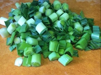 step2: 1. 蠔仔放入筲箕內加1 - 2湯匙生粉用手在旁邊輕拌放在水龍頭下用小水沖洗(重覆直至蠔仔清洗乾淨及去除蠔殼)，盛起瀝乾水份。