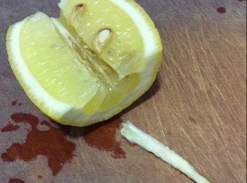step4: 檸檬切掉頭尾，打橫切開一半，去除中間白芯及所有核後，切簿片。