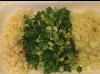 step6: 將薑去皮切成小粒，（不是薑蓉，要有口感）。
蒜頭去衣，拍碎再切粒，（同樣不是蒜蓉，而是切到好細粒）。
葱洗淨，切到好細粒。