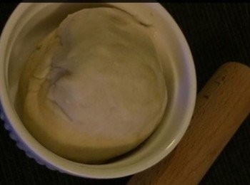 step2: 將麵粉, 鹽放在一個大碗內, 分別以兩次把溫水倒進去, 用筷子攪拌混合. 不斷攪混直至成一個麵糰.