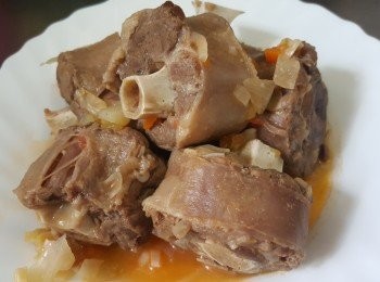 step10: 將煮至諗的袋鼠尾拎出，用叉叉鬆d肉