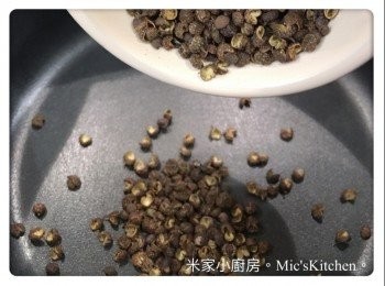 step2: 先用白鑊炒香花椒粒至香味四溢
