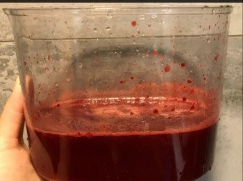 step4: 榨好汁會紅紅杰杰！
好香紅菜頭味～
如果唔鍾意紅菜頭「鯹」味，紅菜頭份量可減少！