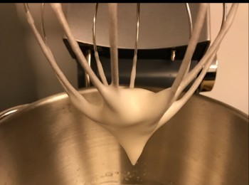 step7: 將三個蛋白放入廚師機，分三次加糖，加至起勾。