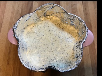 step10: 將蛋糊倒入模，焗爐預熱200度。
焗盤加水，焗十分鐘。
之後轉為100度，焗50-60分鐘。