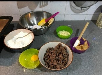 step1: 準備好一切<span class="group_1">材料</span>
牛油同糖打至奶白色
加入全蛋打至1-2分鐘
再加花生醬拌勻
篩入面粉
加入脆脆及杏仁片《20g一個》
170度18-22分鐘