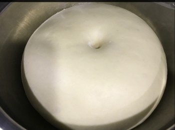 step3: 1）搓起筋膜
2）用保鮮紙蓋好，發酵1小時
3）取出，排氣