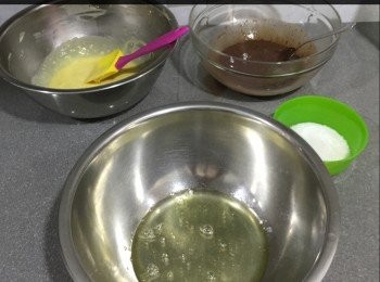step1: 準備好一切
油150度焗6-7分鐘，篩入面粉及朱古力粥
全蛋+蛋黃拌勻+牛奶，加入面糊拌勻至無粒，備用。