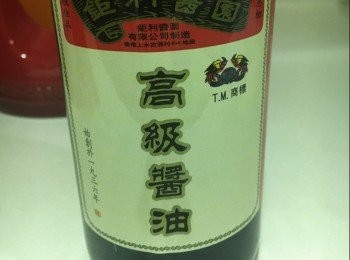 step7: 原鑊放入洋蔥，中火，將洋蔥炒至半透明。下芽菜大火快炒至芽菜軟身，盛起。