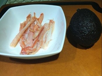 step1: 材料：(2人份量)
牛油果 1個
松葉蟹腳 1份(約200g)
蛋黄醬 1湯匙
檸檬汁 適量
海鹽 適量
黑胡椒 適量
乾羅勒香草(Basil) 少許