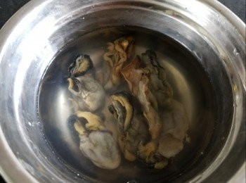 step5: 蠔豉，用清水浸洗後備用