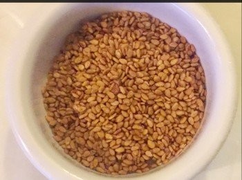 step8: 最後再加入油和燒雞汁和剩餘的葱粒攪均，然後淋上已切好的雞上，再撒上芝麻便成。


想知道我更多食譜，可去我Facebook， 專頁。
https://m.facebook.com/carlineki/