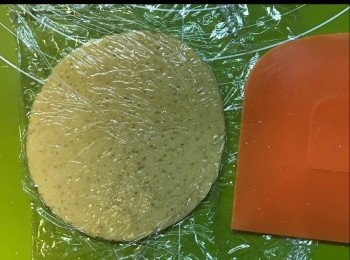 step10: 底面包保鮮紙，壓成圓形。