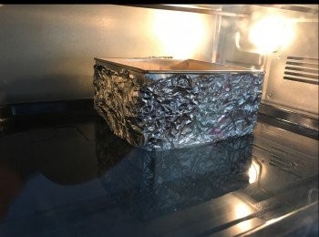 step2: 臨倒入模器，留起2-3匙面糊
2-3匙面糊用一匙朱古力粉拌勻
倒入全白色面糊，朱古力面糊入唧花袋，拉花
焗爐注入熟水《水浴法》
入爐前噔走空氣