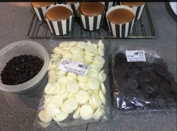 step4: 朱古力丁（眼睛）
朱古力圓型（耳朵）
白朱古力（鼻）
涼後才製作