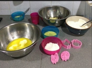 step1: 準備好一切
牛油+糖搓勻+蛋+牛奶
篩入全部粉類
記得唔可以搓多，搓勻收手
雪20-30分鐘