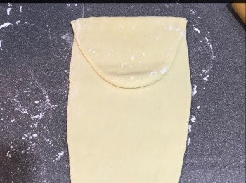 step7: 搽上熟水，卷成，切件
做型（水滴型）
黑色=黑可可粉
 紅色=紅麴粉