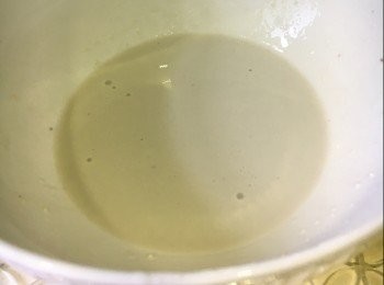 step3: 2. 蒜仔洗淨切粒，蕃薯粉用半杯水開成漿。