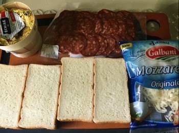 step1: 材料：（2人份量）
厚麵包 4片（我用美心特濃牛奶吐司）
有鹽牛油 適量
莎樂美腸 16片（約半包）
馬蘇里拉芝士碎（Mozzarella Cheese) 適量
海鹽 少許
黑胡椒 少許
乾芫茜（Parsley) 少許