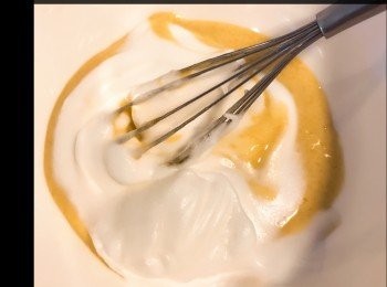 step4: 分三次，將蛋白加入蛋漿，拌勻
(動作要輕柔，切勿過度攪拌)