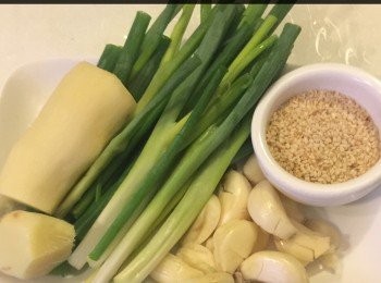 step1: 新鮮雞或冰鮮雞1隻。
薑1-2 條。
蒜1個，約有12瓣。
葱2大束。
芝蔴1小杯。
植物油4-5湯匙。
燒雞汁醬油3湯匙。
少許鹽、糖。