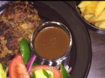 step7: 上桌時伴以炸薯條、醬汁及雜菜沙律伴碟便可。