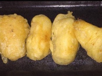 step2: 香蕉切成3段並撒上麵粉，然後再放入麵糊黏好，熱鍋油去炸直至金黃色，便可取出於碟上。
