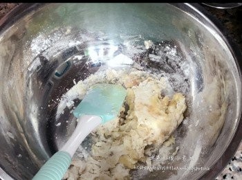 step3: 一開始用刮刀攪拌,,若果太乾可以加入剩下的水。