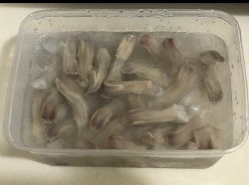 step2: 熟透後嘅鴨舌先用凍水過冷，再用冰水浸10分鐘（令鴨舌更加爽口彈牙），之後索乾表面嘅水份備用。
*把薑片棄只留八角！