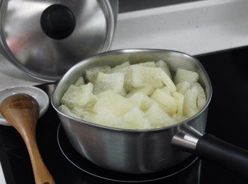 step1: 取一鍋放入清水（食譜外）和薑片，水滾後放入豬皮和魚蛋川燙一會。