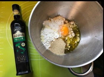 step1: 將所有材料放入廚師機。