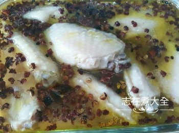 step5: 盛器加入雞汁、清酒、飲用水及魚露伴均，加入<a href="https://bit.ly/3zHU5V3" target="_blank" data-keyword="雞翼" class="guide-link"><strong>雞翼</strong></a> <span style="display:inline-block;vertical-align:middle;margin-top:-3px;color:initial;border-radius:3px;padding:2px 3px;font-size:12px;line-height:14px;background:#87d300;color:#fff;">即買</span> 及花椒八角浸過夜即可享用