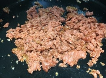 step6: 5. 燒紅鑊，下油少許，中大火，將未來漢堡(Beyond Burger)炒熟，盛起。