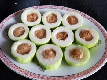 step2: 瑤柱預先浸洗，再用水浸過面蒸 30分鐘，取出放涼，蒸過瑤柱的水留用，再將節瓜用模具壓出中間位置，要配合瑤柱大小，將瑤柱放入中間，放入蒸爐大火蒸 25 分鐘，以水滾計算。