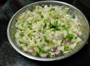 step3: 蒜頭，乾蔥，節瓜差不多蒸好後，可取出預備芡汁，先爆香蒜頭，乾蔥，再倒入瑤柱水，及蒸節瓜的水，少少雞粉，糖，麻油煮滾，再倒慢慢入蛋白推散，少少生粉水埋芡煮滾，淋上節瓜上面，再放少少蔥花。