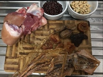 step2: 豬手飛水，
洗淨，抹乾備用；
章魚乾、眉豆、赤小豆、綠豆沖一沖水備用；
果皮用水浸去衣備用