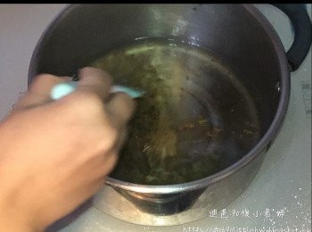 step6: 倒進器皿，攤至室溫後攪拌一下液體，使桂花可以平均分佈，然後放入雪櫃冷藏至完全凝固(約 2.5 -3 小時)。
