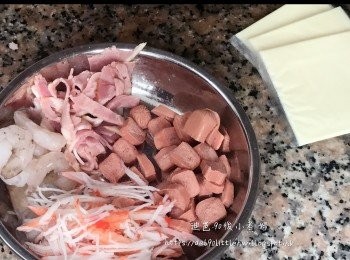 step5: 煙肉、腸仔切碎（備用）。
