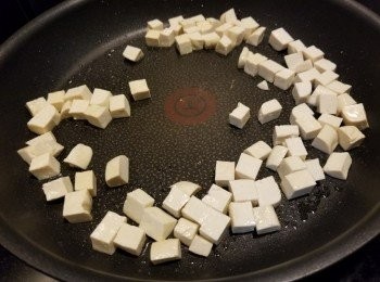 step4: 用平底鑊加油將豆腐乾煎至金黃