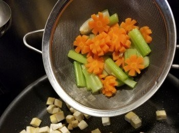 step5: 再加入西芹甘筍炒勻