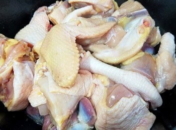 step6: 加入雞件... 以中大火煮至轉色!