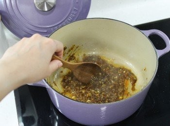 step3: 放入咖喱醬炒香。