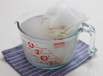 step1: 乾麥芽粉放入茶包袋，浸泡於清水約1小時至麥芽粉軟身。