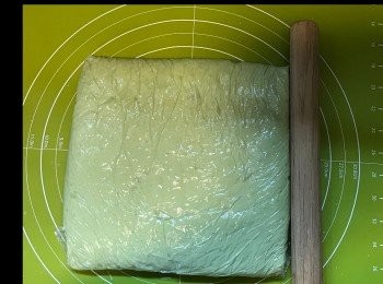 step4: 粉團包上保鮮紙，碌成18cm x 18cm，放入冰箱雪硬。