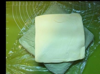 step7: 將牛油放上粉團。