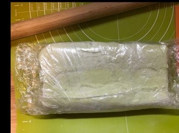 step12: 包上保鮮紙，放入冰箱雪硬。