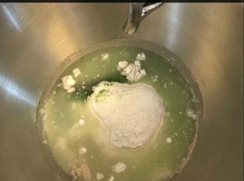 step1: 除咗牛油，將所有材料放入廚師機。
用三速打兩分鐘。