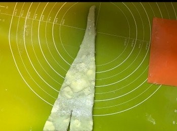 step17: 將兩隻腳向外，向上捲。