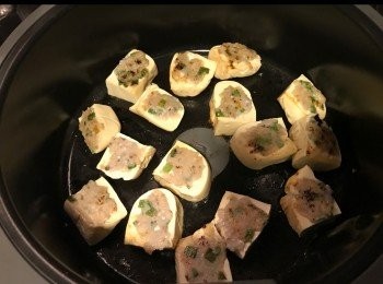 step4: 將豆腐煎熟，撈起備用。